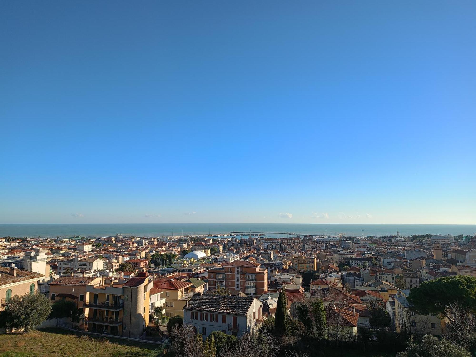 Hotel Casa Del Fiordaliso San Benedetto del Tronto Exterior foto